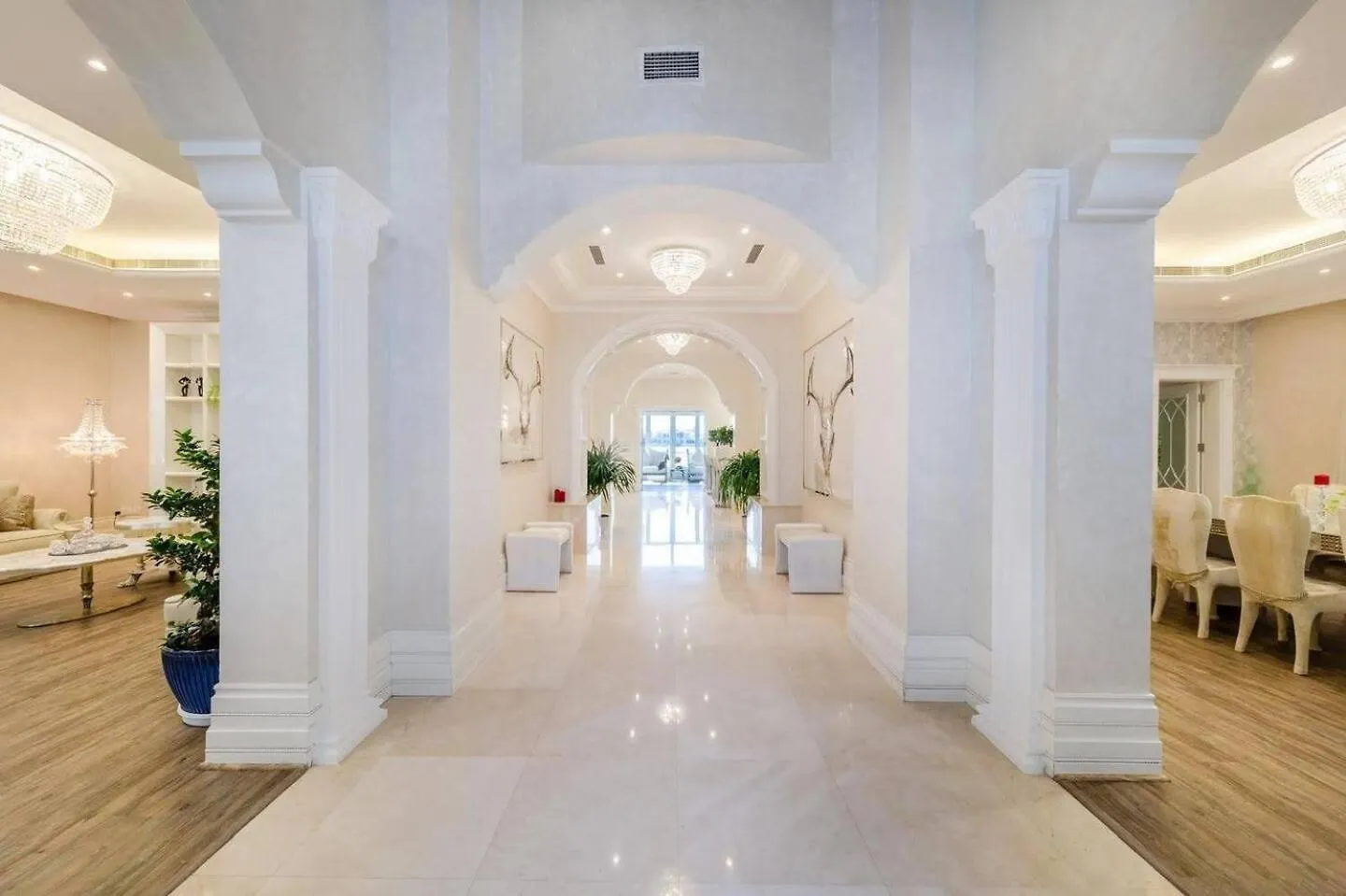 Pristine Paradise Villa In Palm Jumeirah Dubai